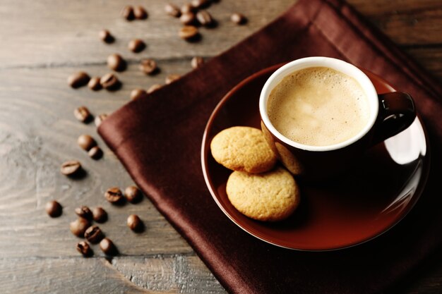 Kopje koffie op houten tafel