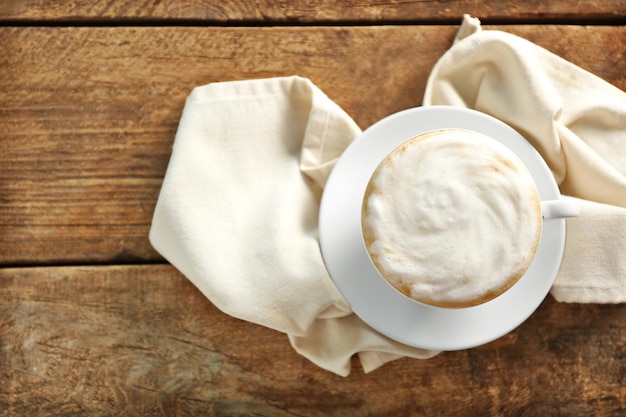 Kopje koffie op houten tafel