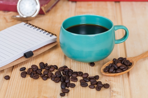 Kopje koffie op houten tafel.