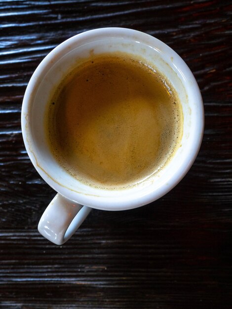 Kopje koffie op houten tafelblad weergave