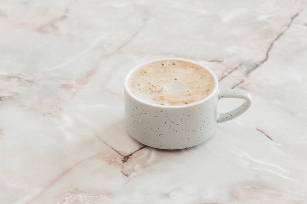 Kopje koffie op marmeren tafel