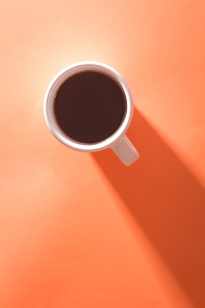 Kopje koffie op oranje achtergrond