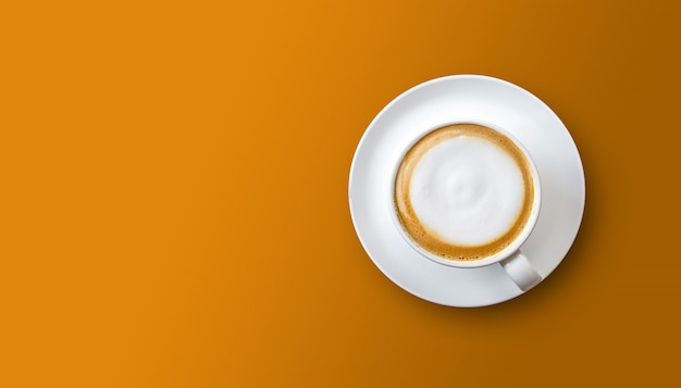 Kopje koffie op oranje oppervlak