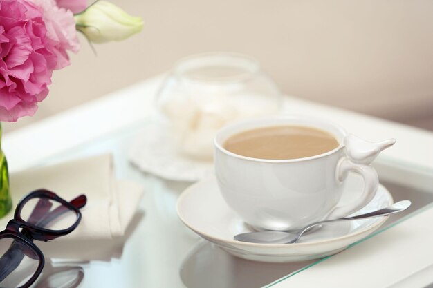 Kopje koffie op tafel close-up