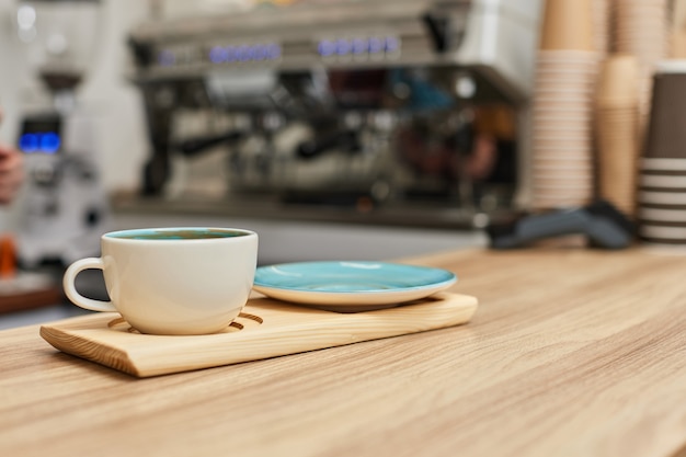 Kopje koffie op tafel in de coffeeshop