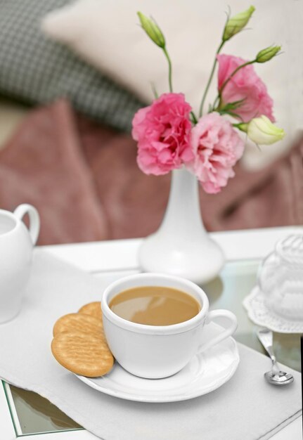 Kopje koffie op tafel in woonkamer