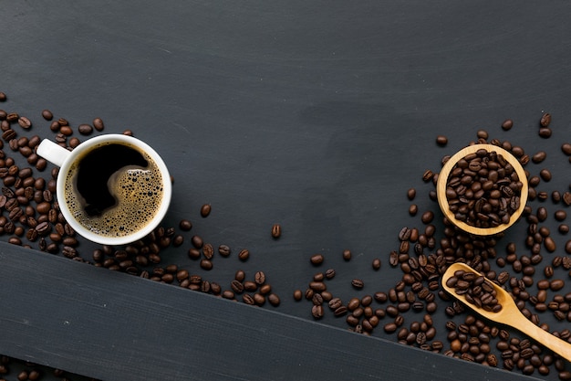 Kopje koffie op zwarte houten vloer