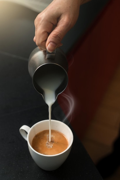 kopje koffie op zwarte tafel in café