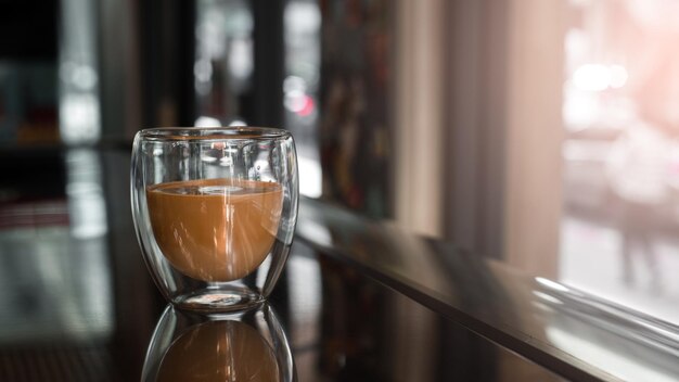 Foto kopje koffie op zwarte tafel in café