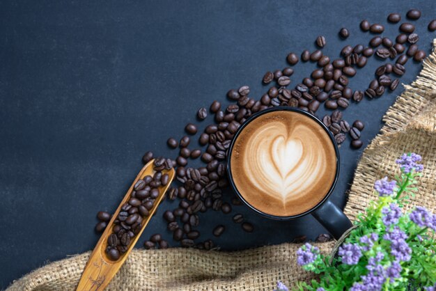 kopje koffie op zwarte tafel