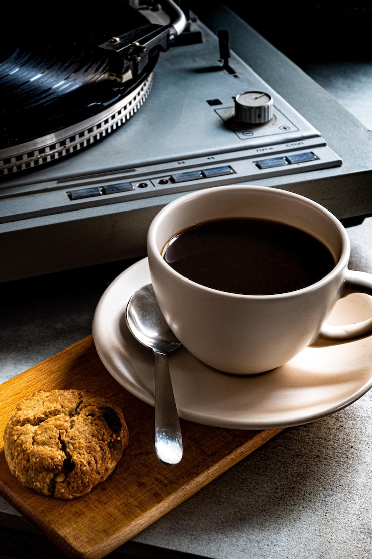 Foto kopje koffie vinylspeler en havermoutkoekjes coffee jazz