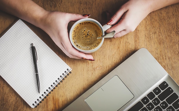 Foto kopje koffie voor ontbijt op de computer, schrijven, plannen. selectieve aandacht.