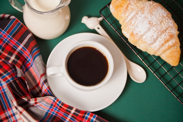 Kopje koffie, zelfgemaakte broodje croissant