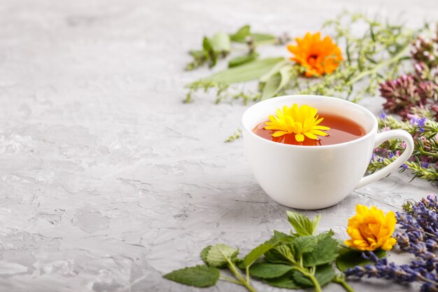 Foto kopje kruidenthee met calendula, lavendel, oregano, hysop, munt en citroenmelisse