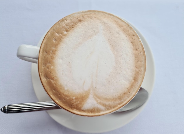 Kopje latte koffie met schuim in kop close-up