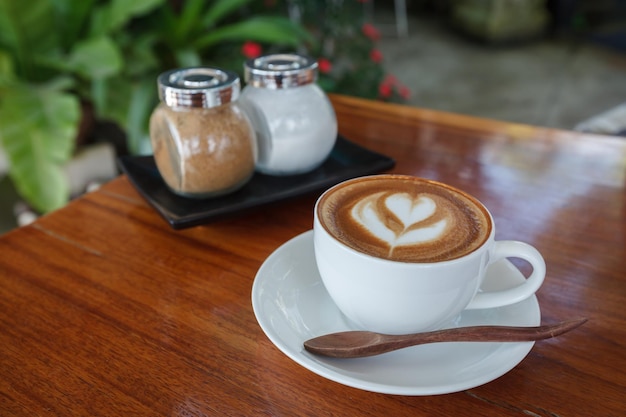 Kopje latte koffie op houten tafel