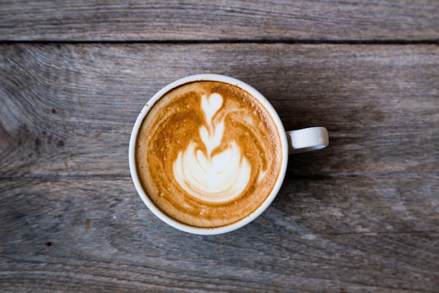 kopje latte koffie op houten tafel