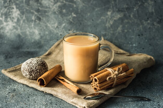 kopje masala thee met kaneel en steranijs