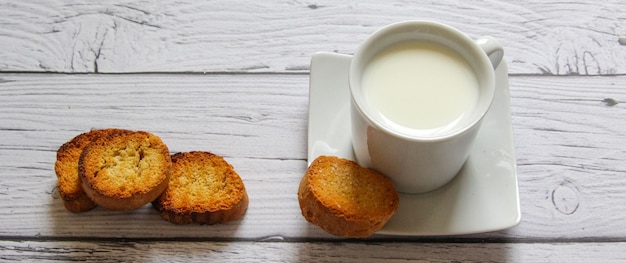 Kopje melk en broodkruimels op een houten ondergrond Gezond ontbijt Gezonde snack Bovenaanzicht