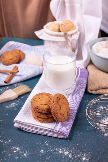 Kopje melk en pot koekjes