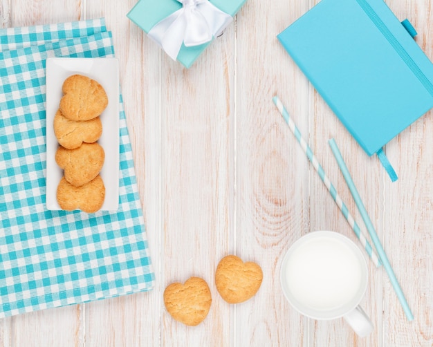 Kopje melk hartvormige koekjes geschenkdoos en notitieblok