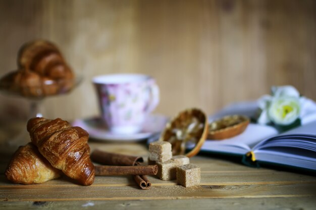 Kopje met thee croissant boek