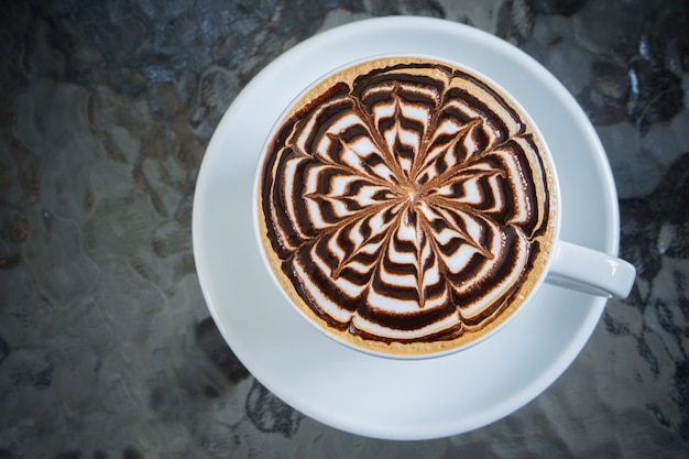 Kopje mokka koffie op tafel