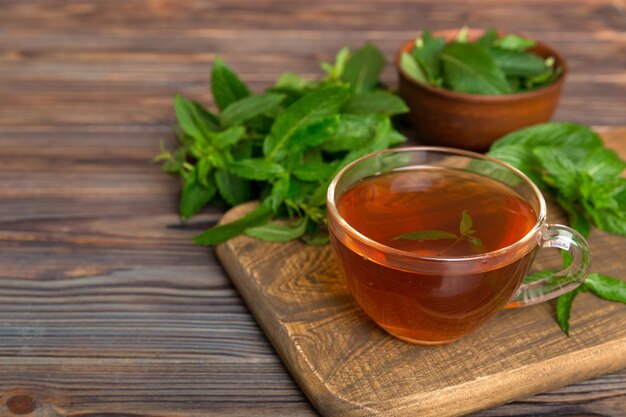 Kopje muntthee op tafelachtergrond Groene thee met verse munt bovenaanzicht met kopieerruimte