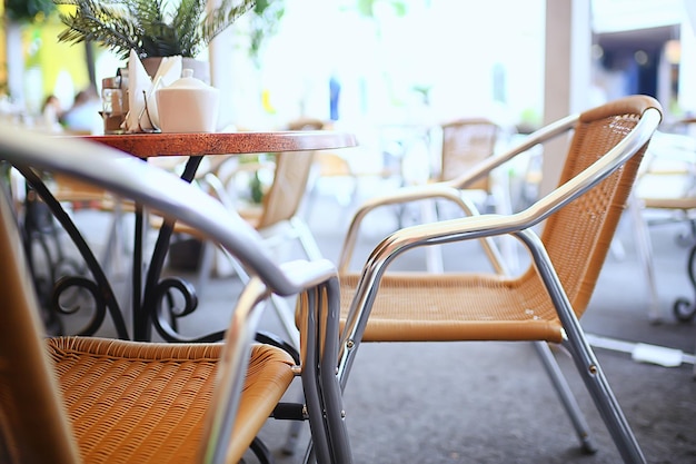 kopje serveren in café koffie buiten ontbijt