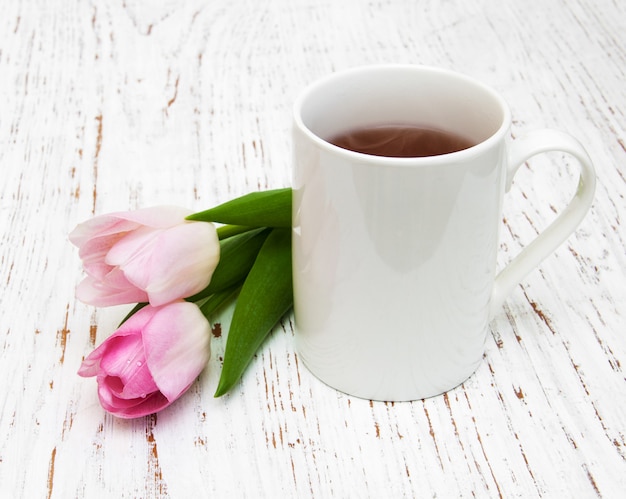 Kopje thee en roze tulpen