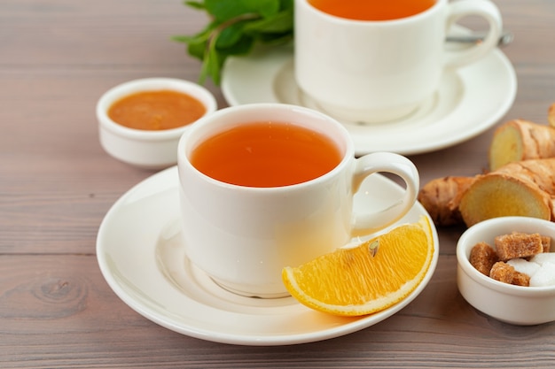 Kopje thee geserveerd met citroen en munt