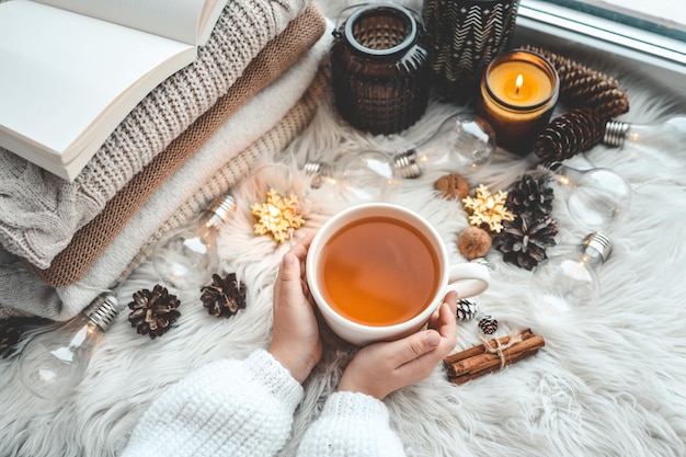 Kopje thee in handen esthetische winterfoto