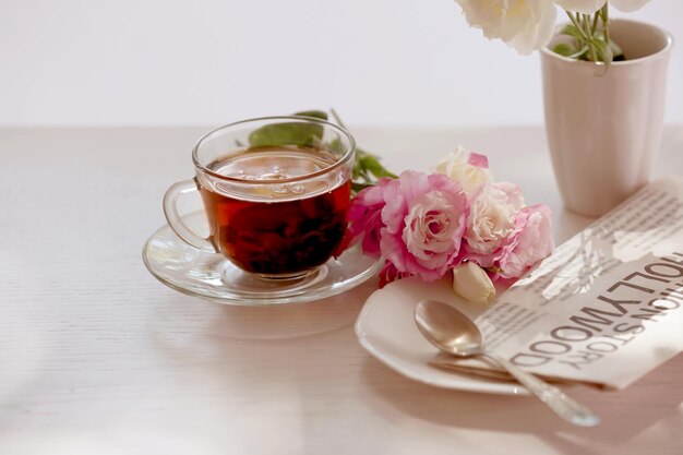 Kopje thee met bloemen op tafel