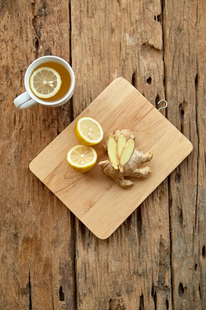Kopje thee met citroen en gember