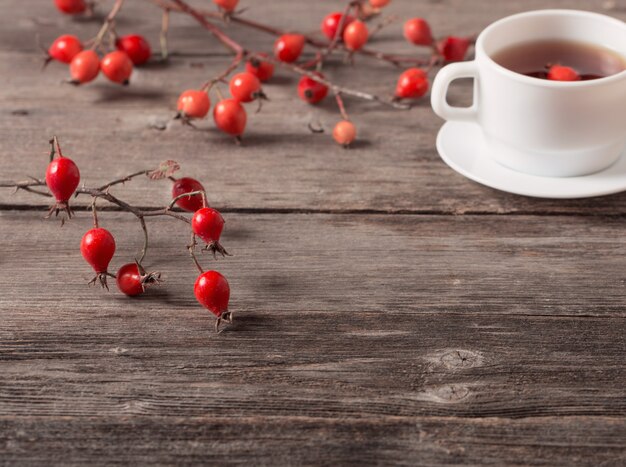 Kopje thee met hippe rozen, op houten tafel