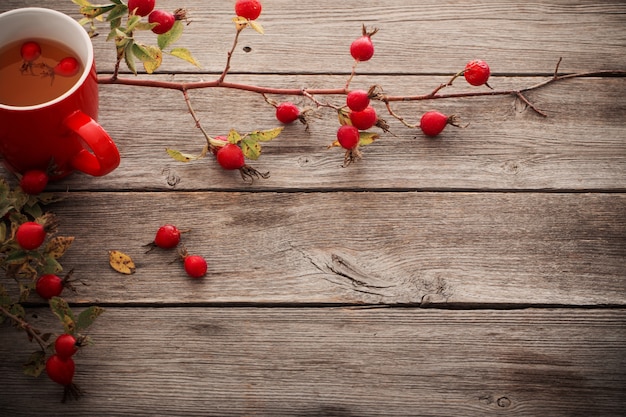 Kopje thee met hippe rozen, op houten tafel