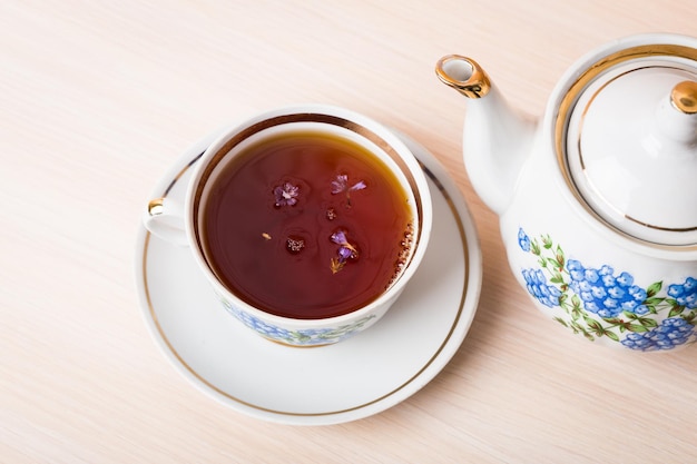 Kopje thee met theepot in vintage stijl