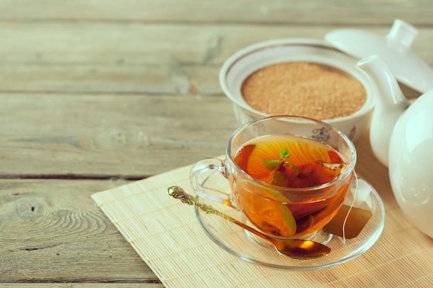 Kopje thee op houten tafel