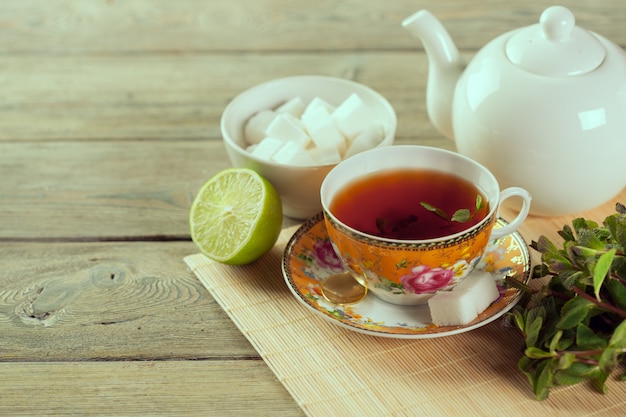 Kopje thee op houten tafel