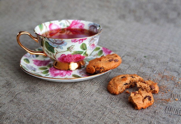 Kopje thee witn koekjes op tafelkleed