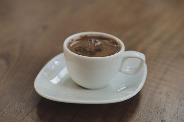 Kopje Turkse koffie op tafel