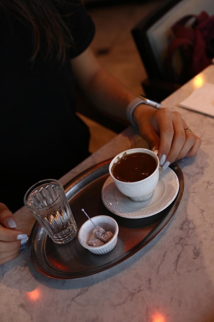 Kopje Turkse koffie op tafel