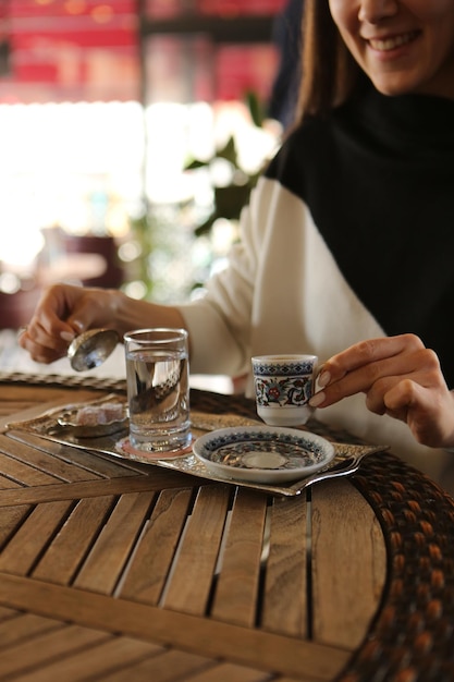 Kopje Turkse koffie op tafel