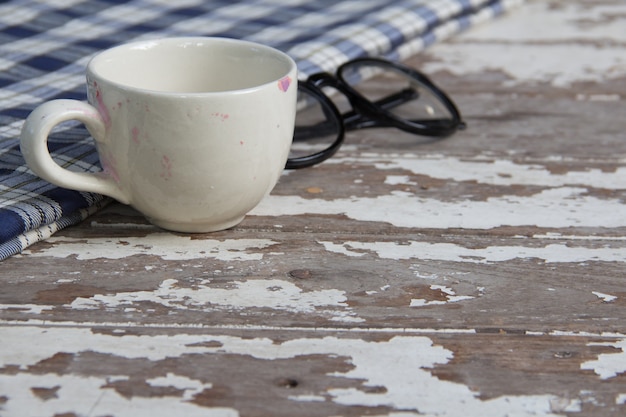 Kopje van de close-up de witte koffie en lijstdoek op houten lijst