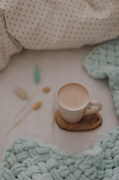 Kopje verse koffie in bed ochtendstemming Linnen katoen textiel beddengoed Biologisch en natuurlijk linnen Gezellig slaapkamer interieur Mooi licht