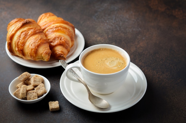 Kopje verse koffie met croissants.