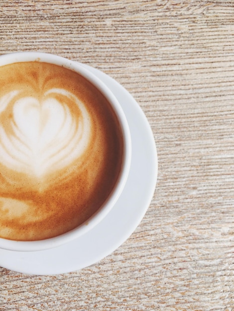 Kopje warme cappuccino in een cafetaria koffie op een houten tafel in café