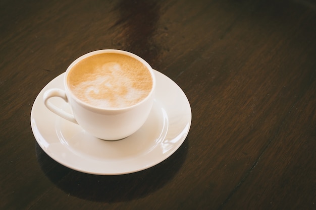 Kopje warme cappuccino koffie op donker houten dek