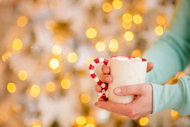 Kopje warme chocolademelk in kerstsfeer