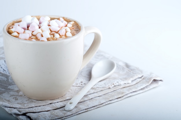 kopje warme chocolademelk met marshmallow